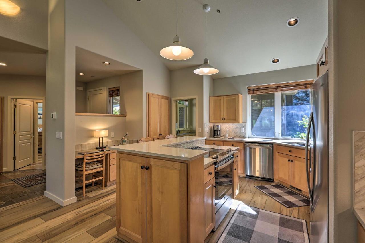 Bend Townhome With Golf Course Views And Private Deck! エクステリア 写真