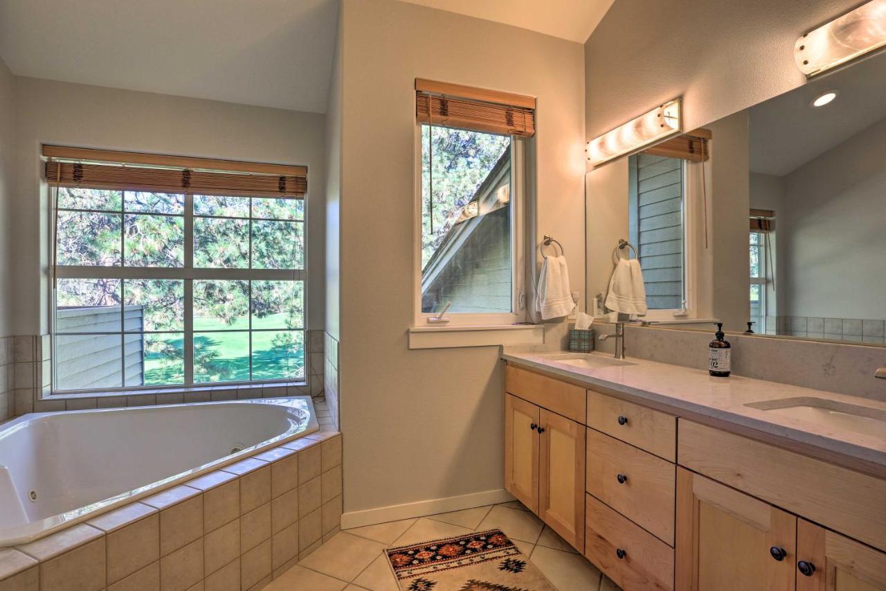 Bend Townhome With Golf Course Views And Private Deck! エクステリア 写真